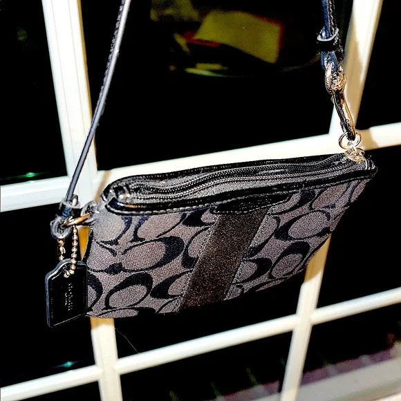 Coach - Wristlet Wallet - Black Signature Monogram CC / Canvas and leather EUC🩷 - Picture 4 of 16